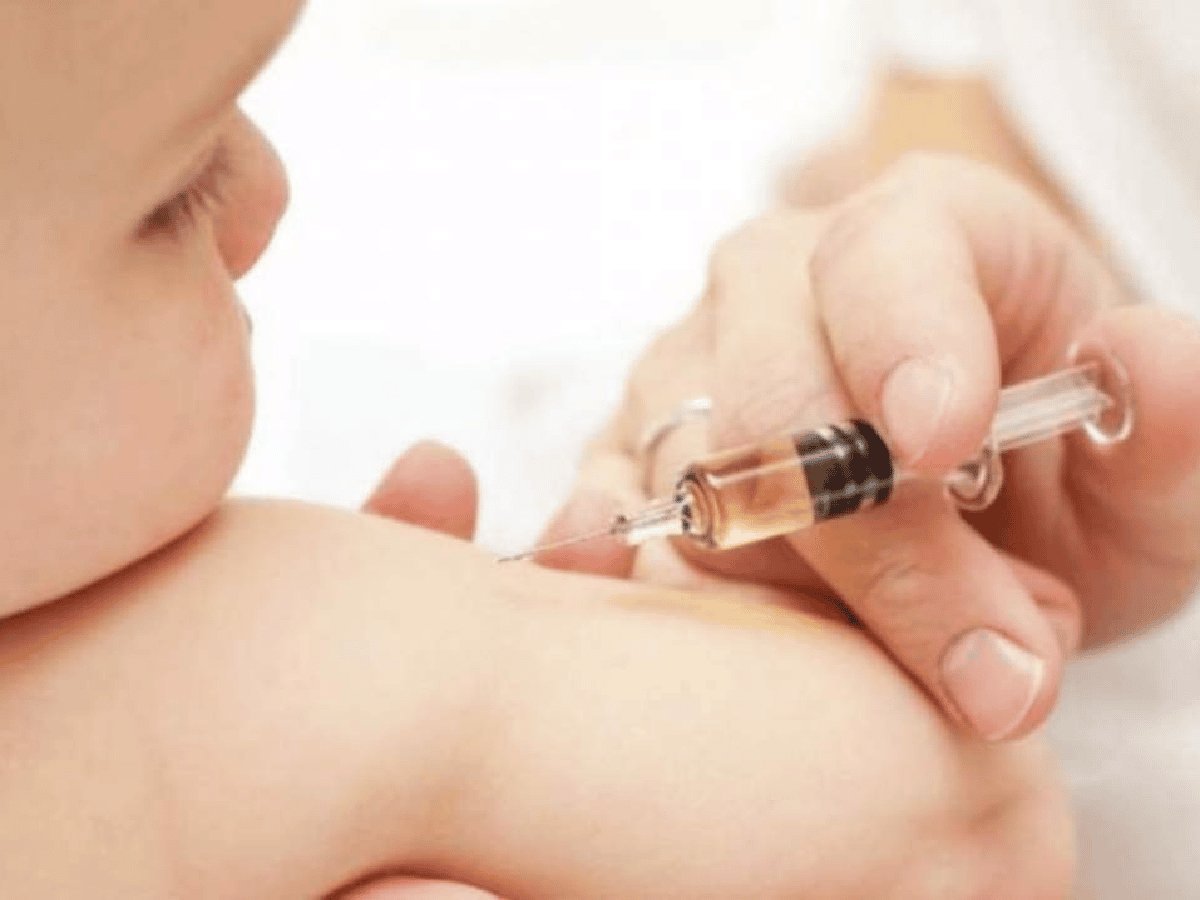 Padres reclaman por  falta de la vacuna Menveo contra la meningitis 
