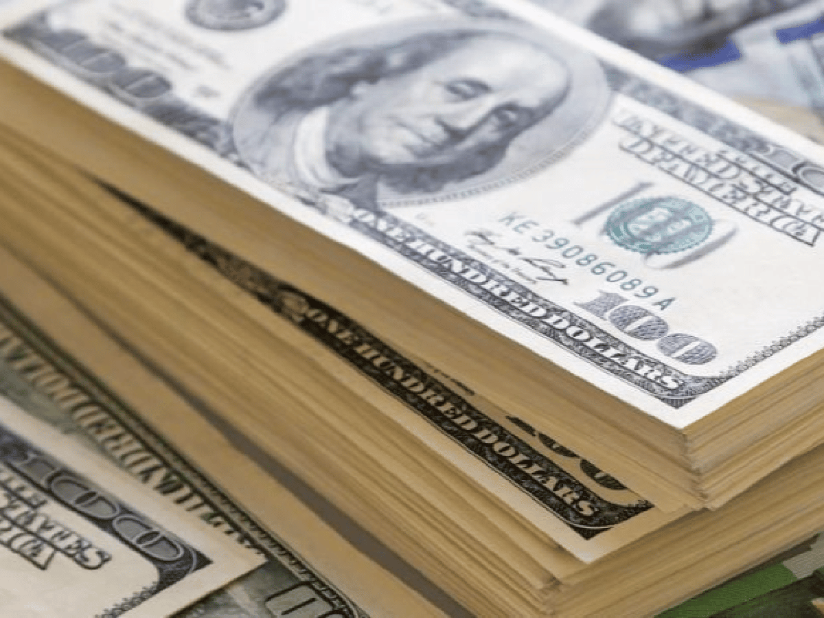 El dólar bajó casi cuatro pesos y cerró a $58,41 tras el debut del control cambiario 