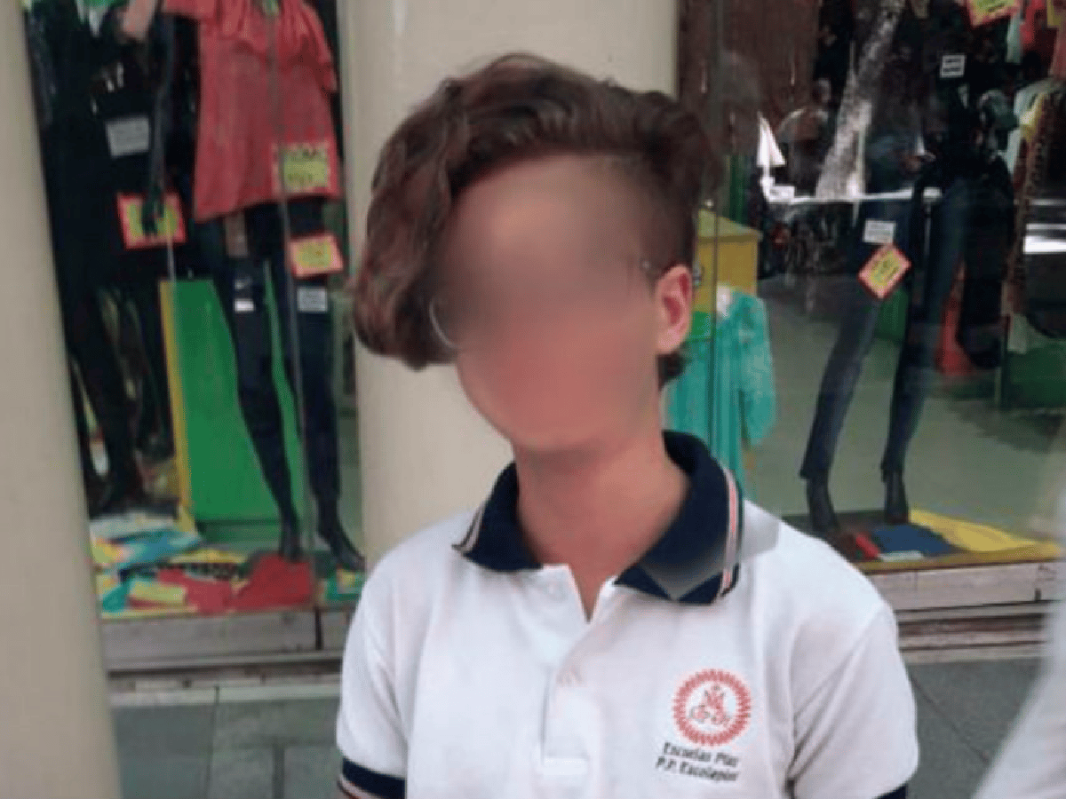 Suspendieron a una estudiante por su corte de pelo