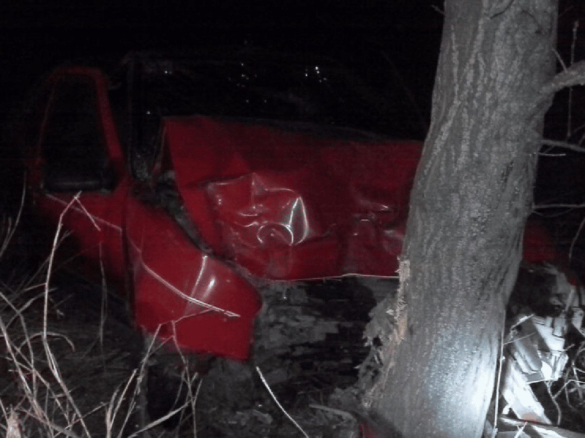 Ruta 158: automovilista con graves lesiones al chocar contra un árbol 