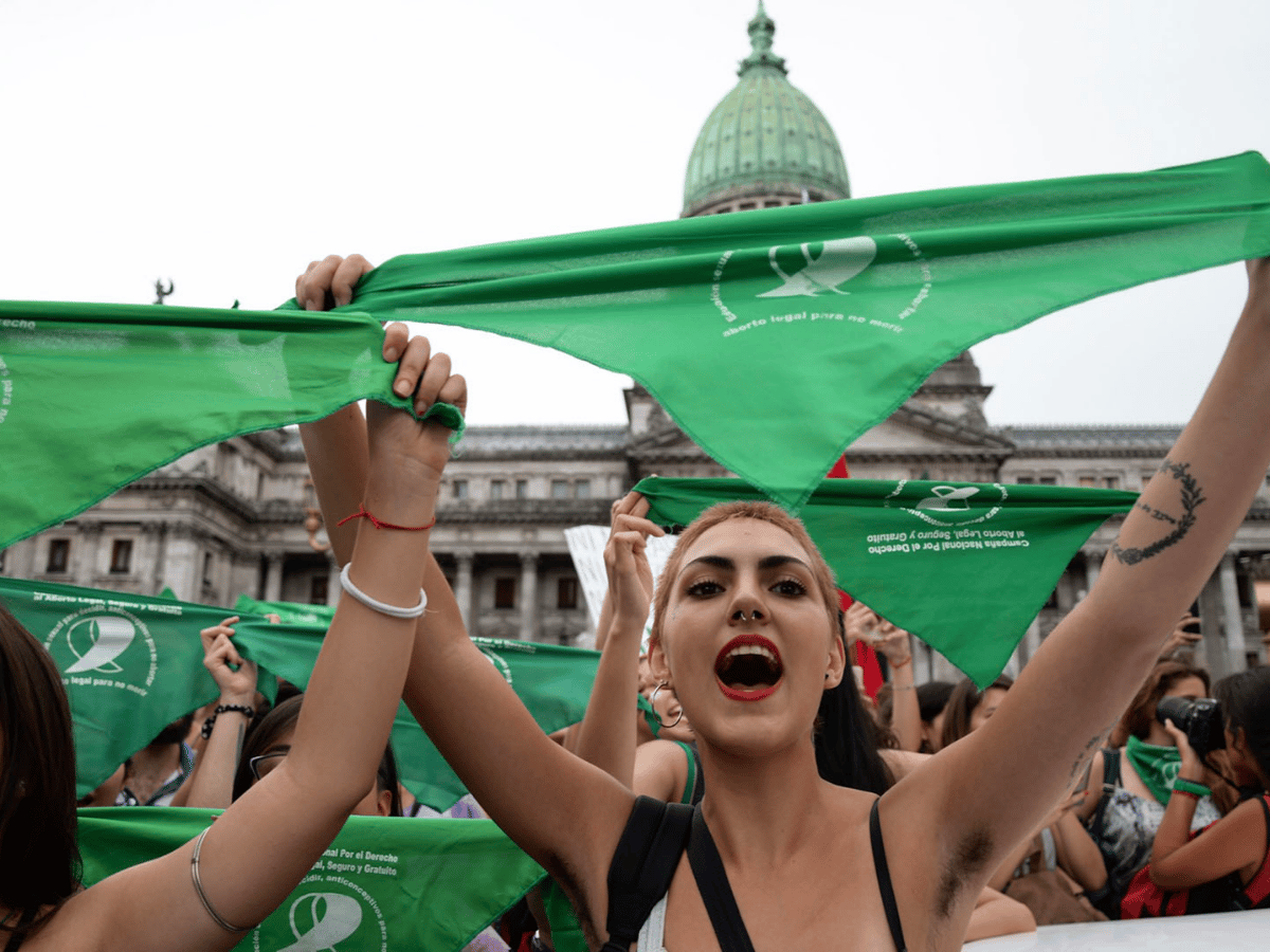 Según una encuesta, más de la mitad de los argentinos quiere despenalizar el aborto 