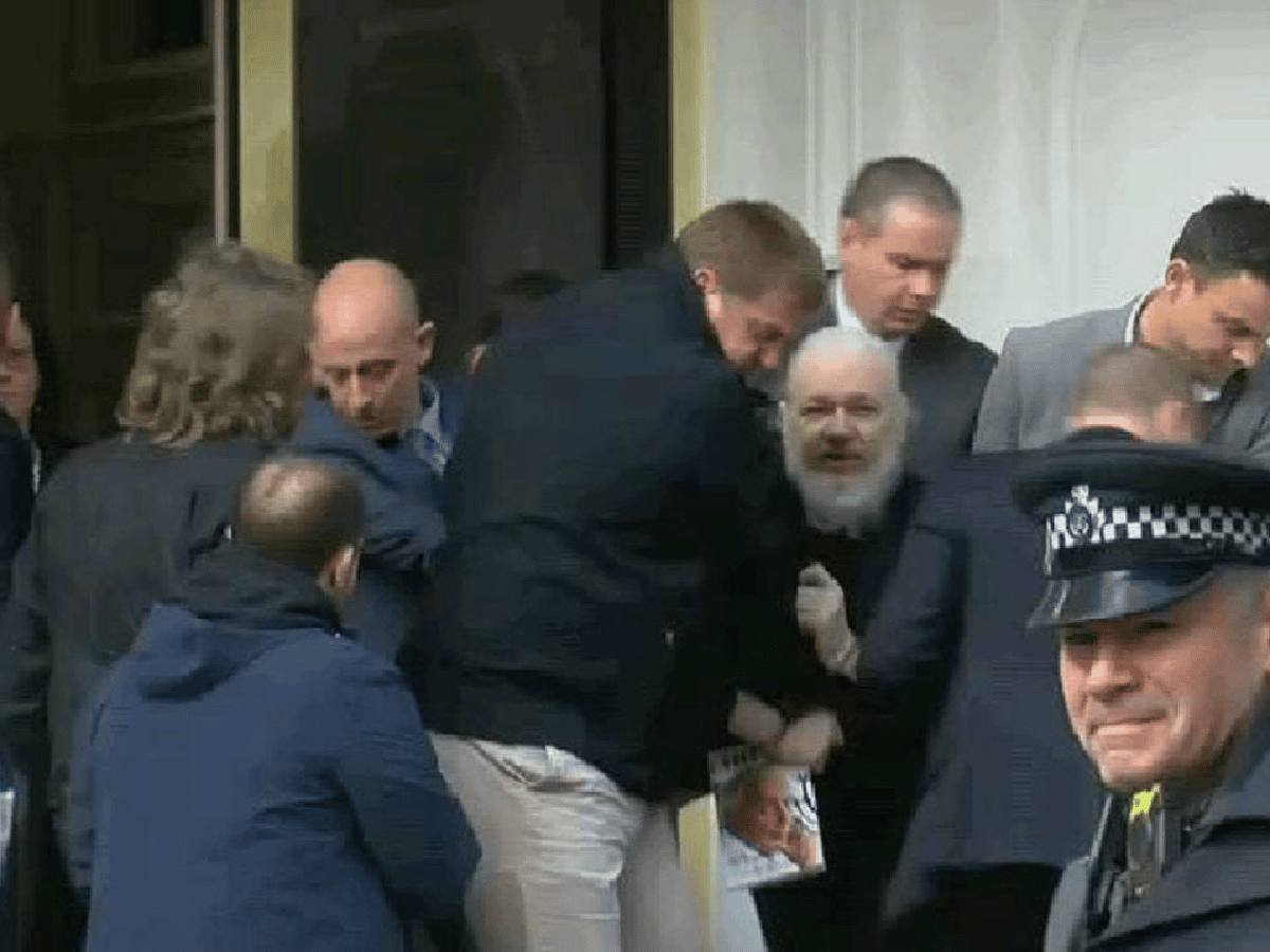 Detuvieron a Assange en la embajada de Ecuador en Londres