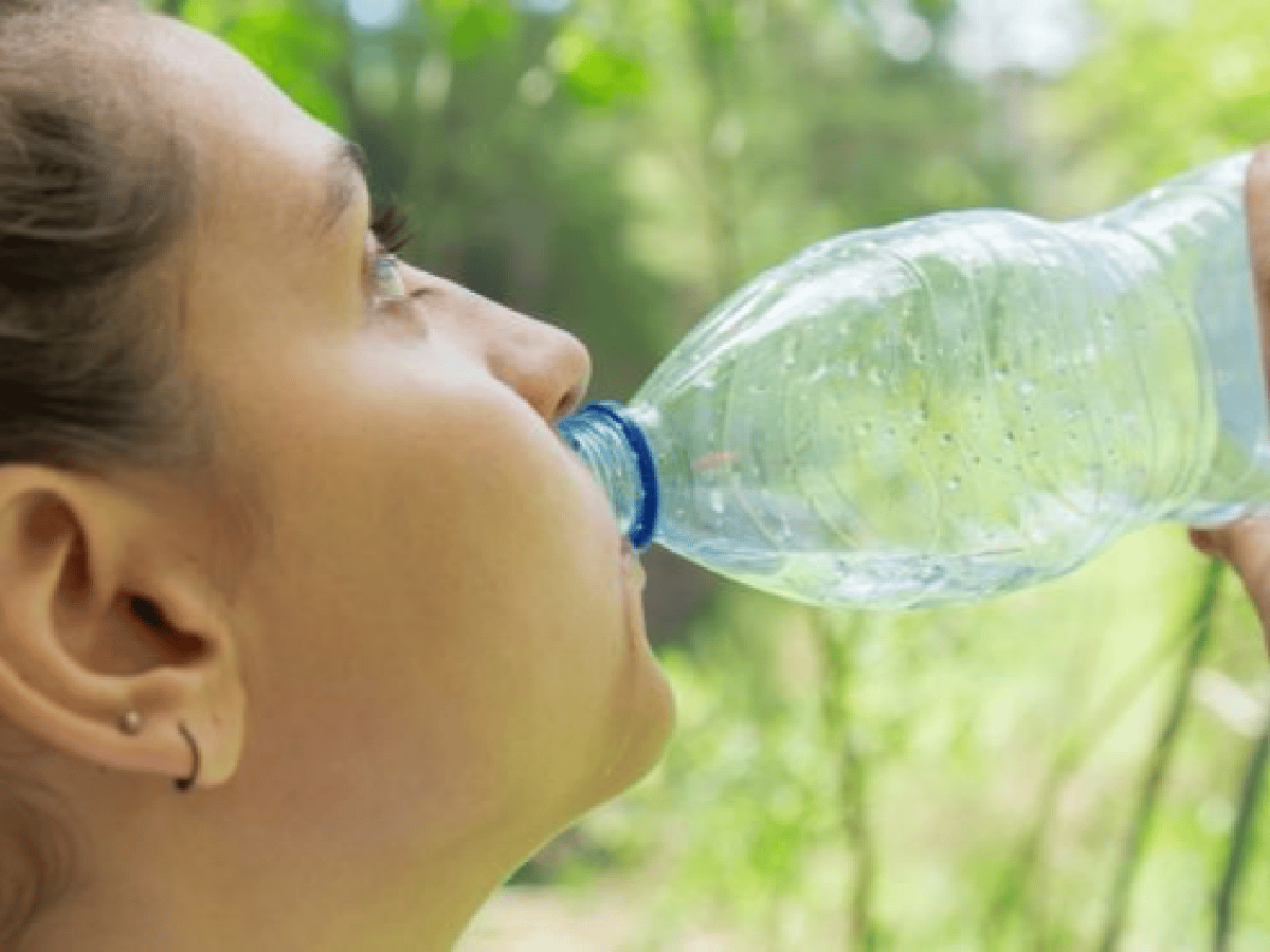 El "preocupante" hallazgo de partículas de plástico en botellas de agua de 11 marcas diferentes