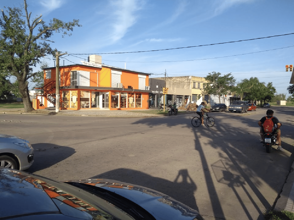 Chocaron un auto y una bici en barrio Sarmiento