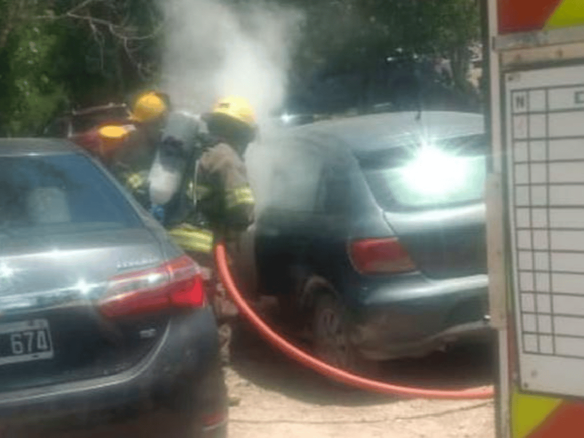 Turistas guardaron brasas en el baúl: el auto se prendió fuego y casi explota