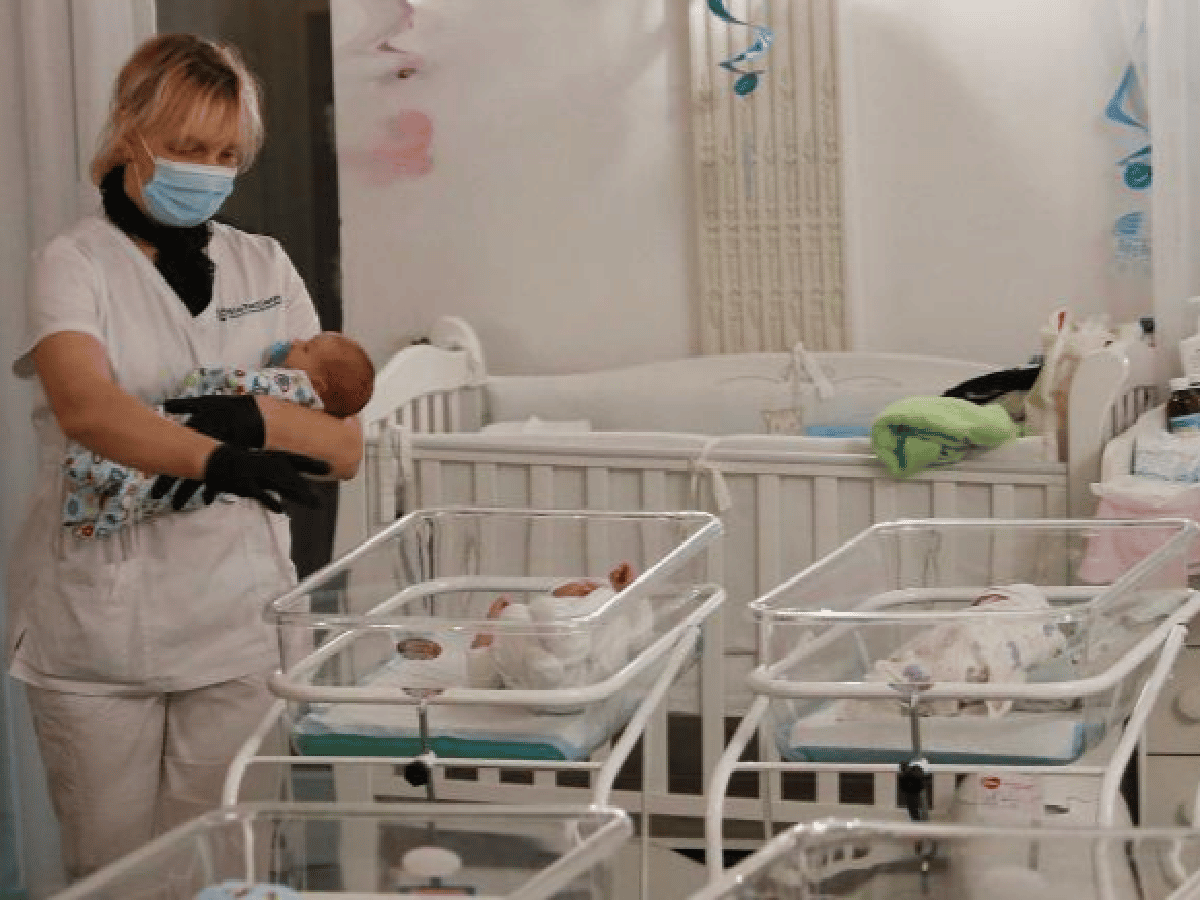Ucrania: la imagen de bebés varados sin sus padres en un hotel que recorre el mundo