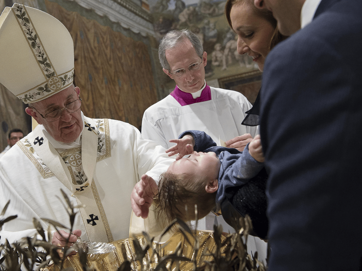 El Papa pide que bauticen a los niños pequeños