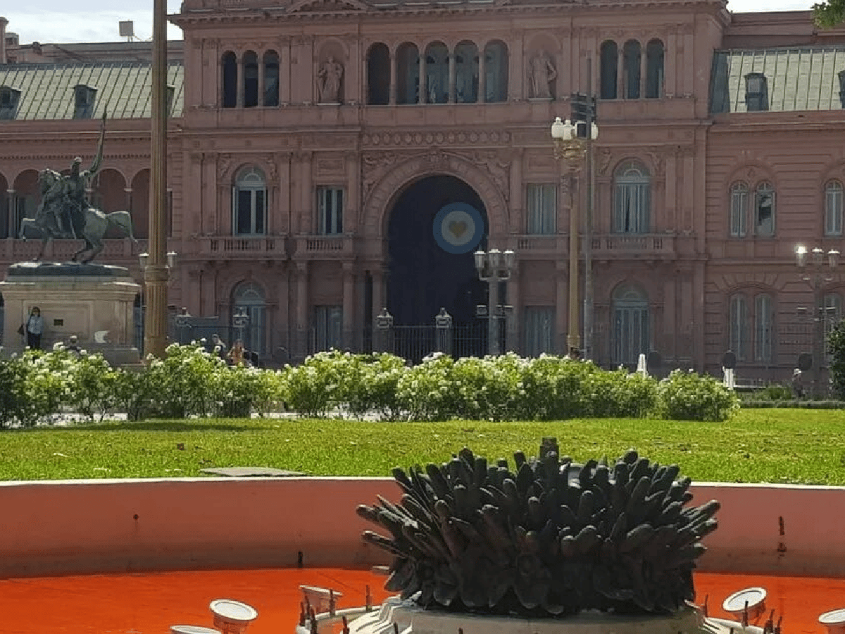 En recuerdo del fiscal Nisman el agua de la fuente de Plaza de Mayo se tiñó de rojo