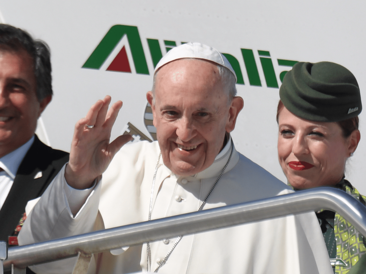 El Papa viaja a Colombia y su avión tuvo que evitar el huracán 