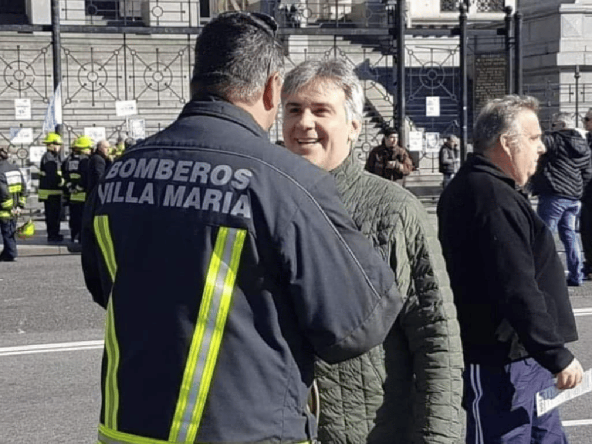 Llaryora apoyó el reclamo de bomberos voluntarios frente al Congreso