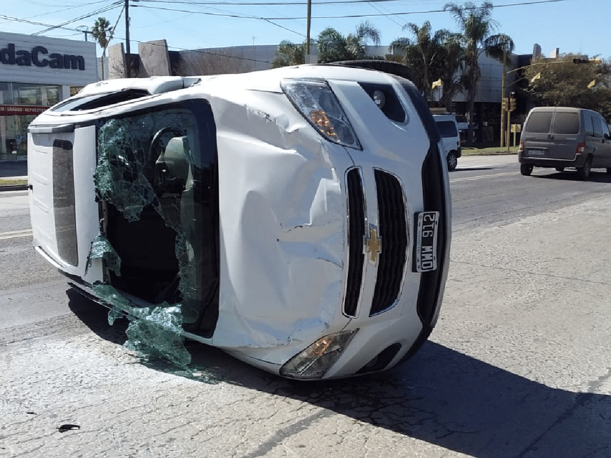 Avenida Rosario de Santa Fe: perdió  el control, rozó otra camioneta y volcó 