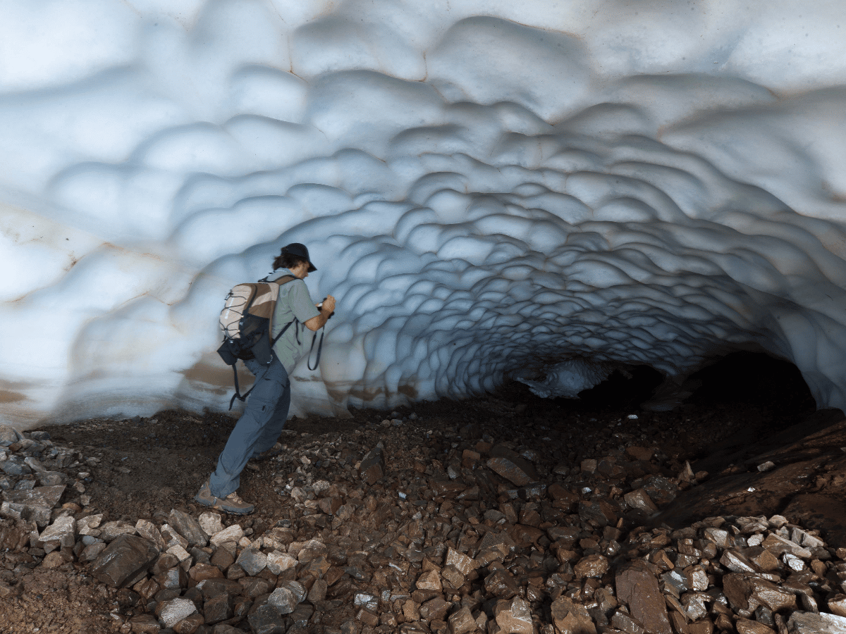 Se formó el túnel de hielo  del cerro la torta, en Esquel y  ya se hacen excursiones turísticas    