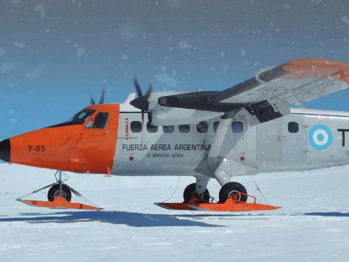 Rescatan a nueve tripulantes de un avión de la Fuerza Aerea accidentado en la Antártida