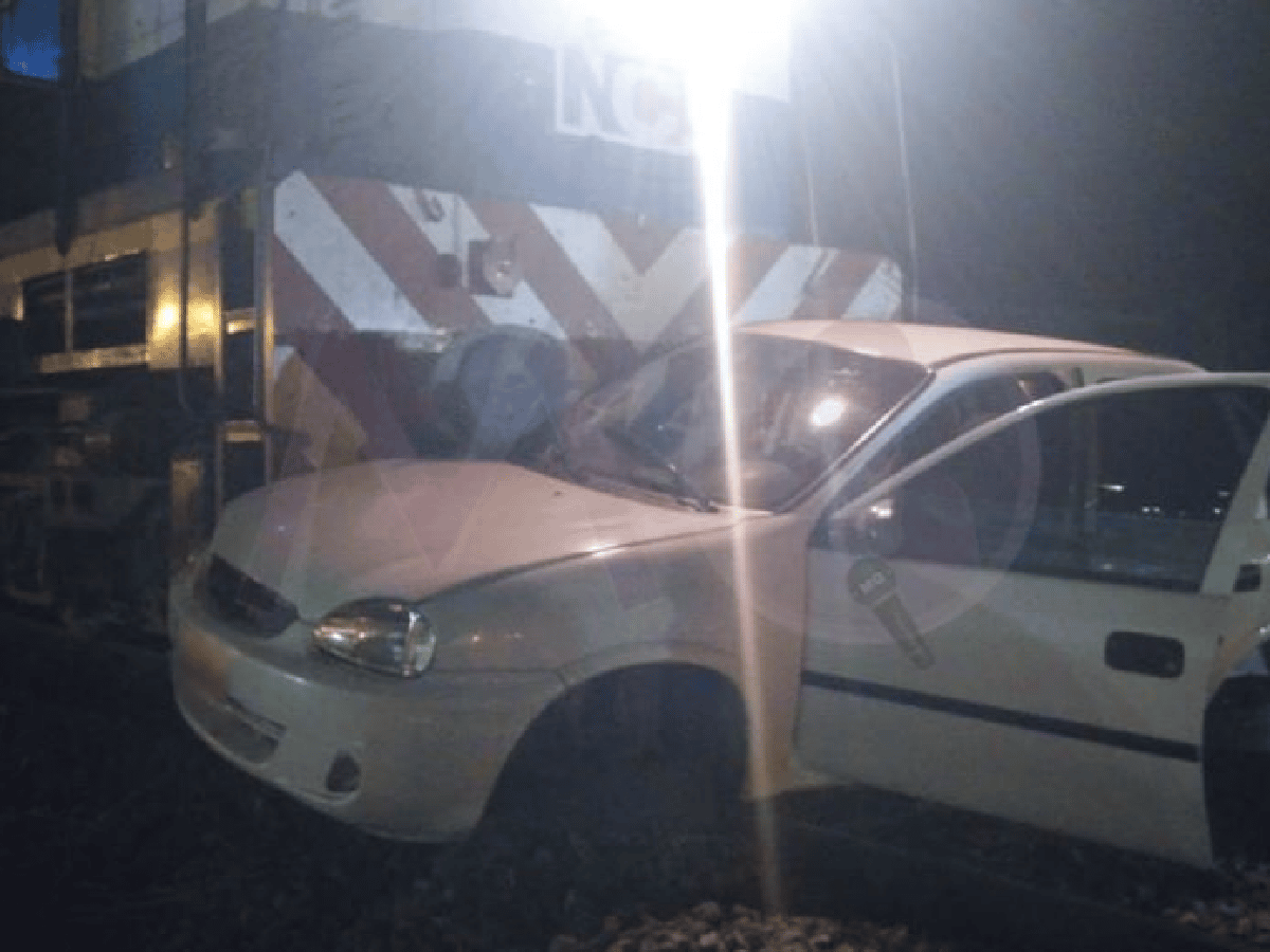 Sunchales: Tren de carga embiste un auto en el paso a nivel de calle Richieri