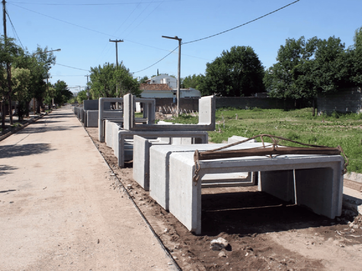 Desagües, viviendas y un nuevo destacamento policial: las obras que avanzan en Arroyito este año 