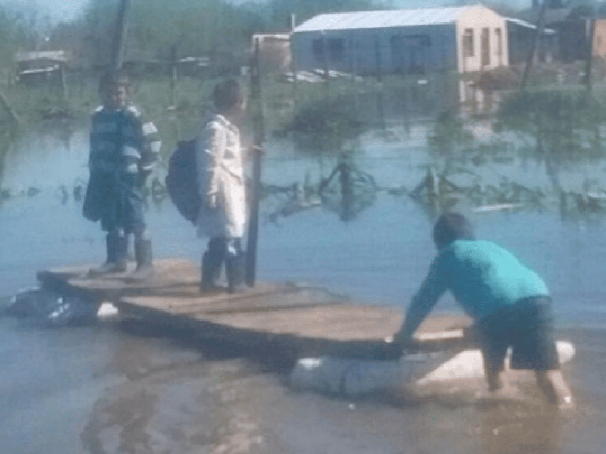 Inundaciones: fabricaron una balsa para poder ir al colegio