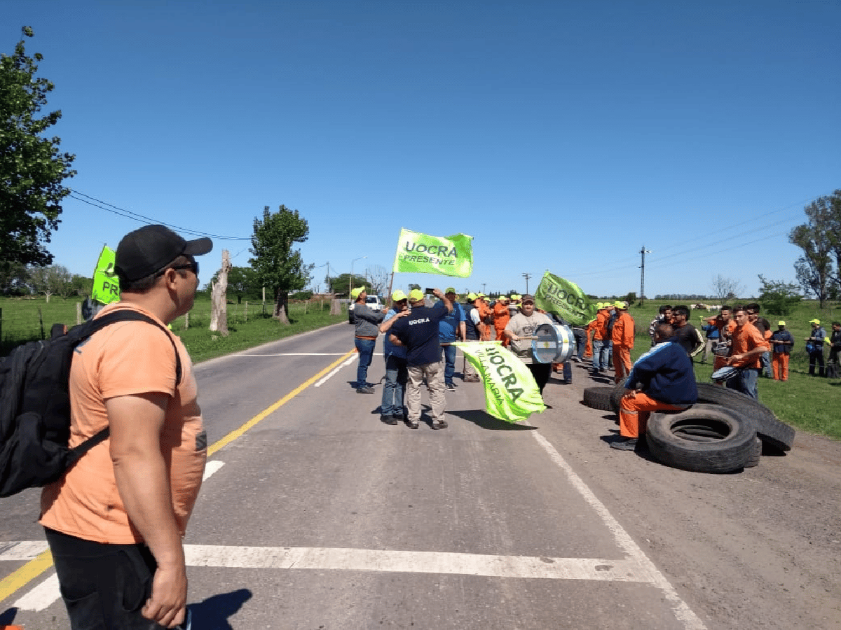 Trabajadores de la autovía 19 piden cobrar y cortaron media calzada de la ruta