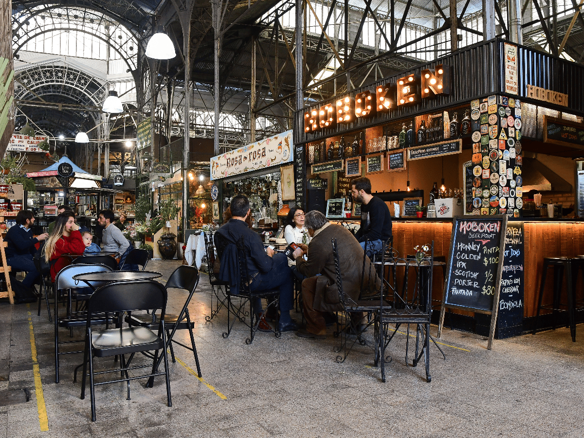 El viejo mercado de San Telmo, un atractivo sitio para pasear y degustar comidas de todo el mundo