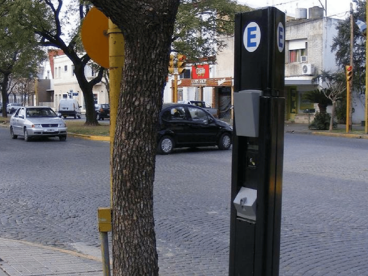 Limitarían el estacionamiento en más calles de barrio Roca