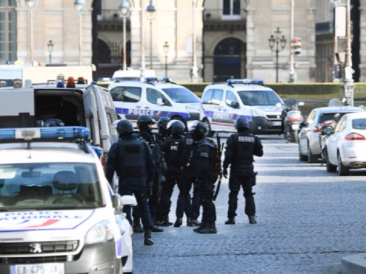 Un militar disparó a un hombre que intentó atacarlo en el Louvre al grito de "Alá es grande"