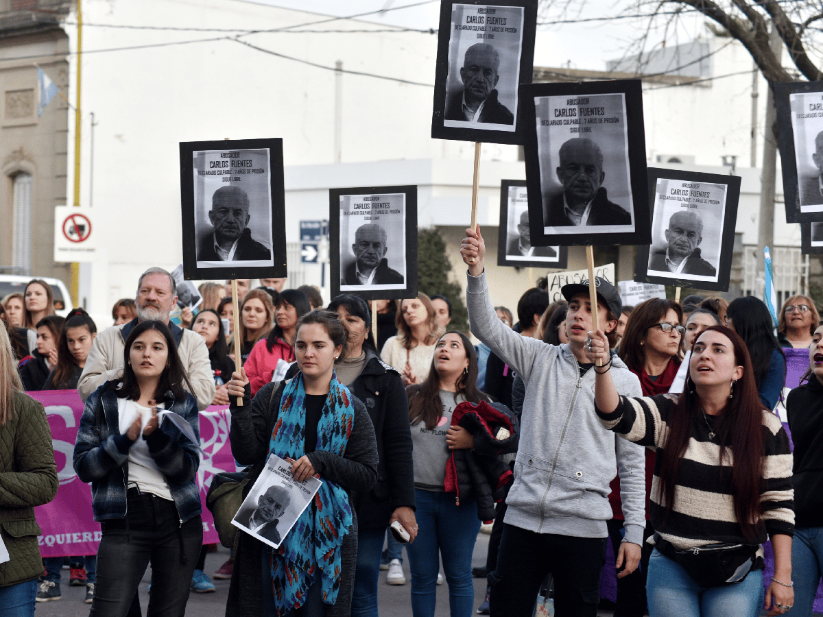  Marcharon y escracharon la casa de Carlos Fuentes: pidieron tobillera electrónica mientras siga libre 