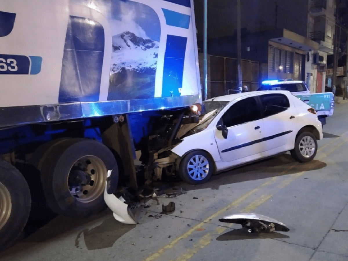 Tres jóvenes murieron al chocar contra un camión mal estacionado 