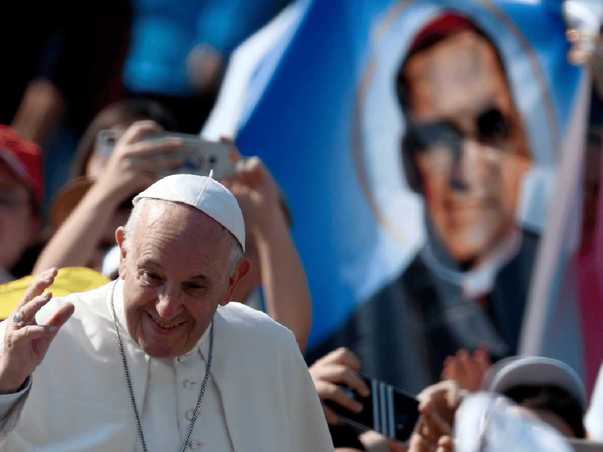 Francisco pide "imitar el ejemplo" de los santificados Pablo VI y del obispo Romero