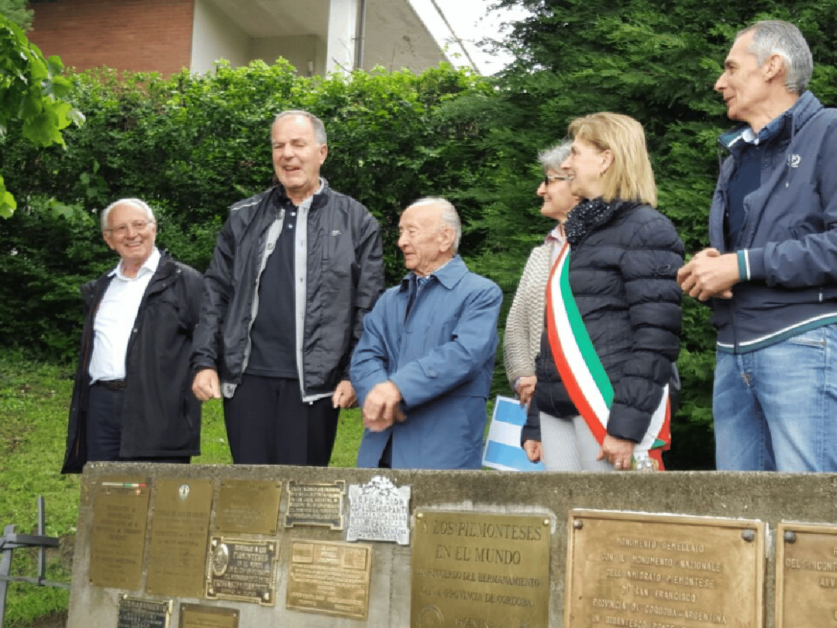 El coro Emigranti descubrió una placa para recordar su paso por el Piemonte