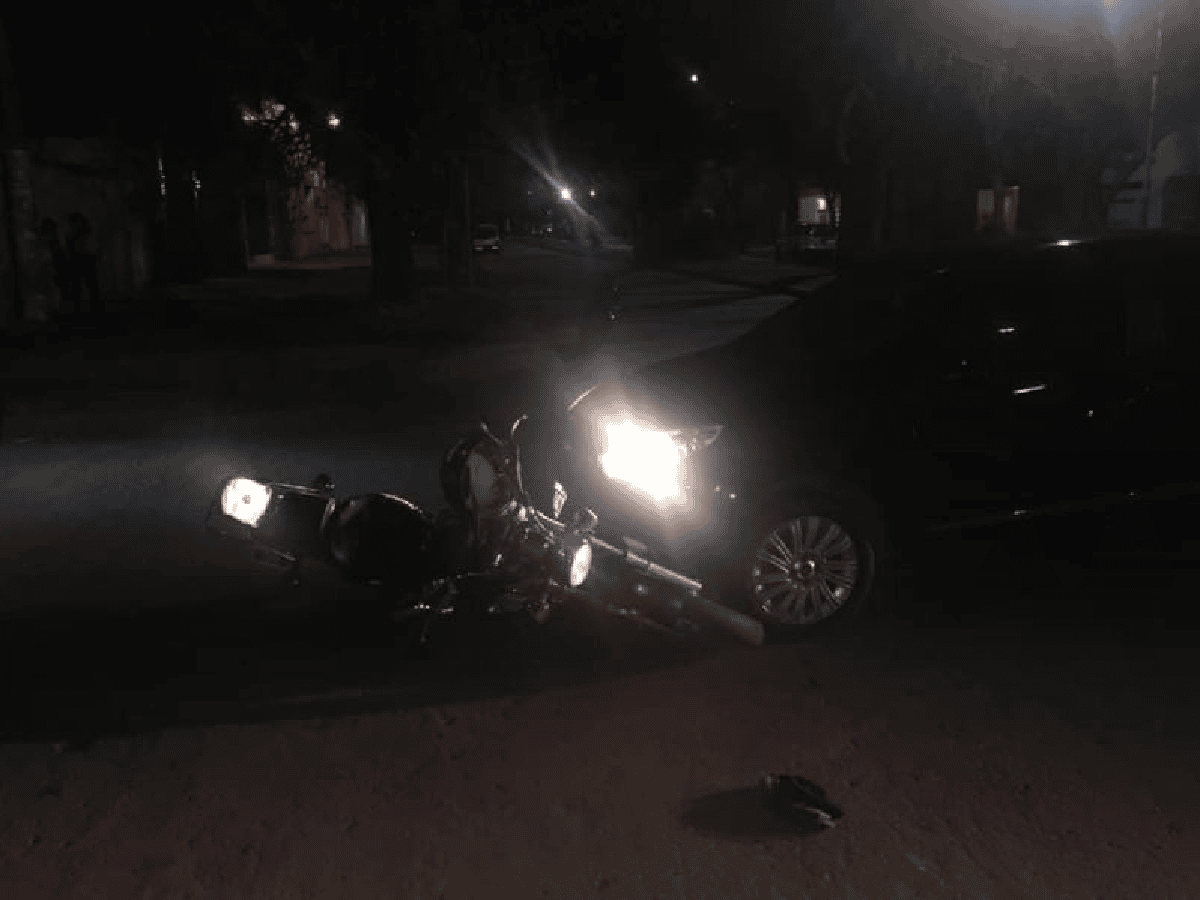 Un motociclista se fracturó la pierna en un accidente