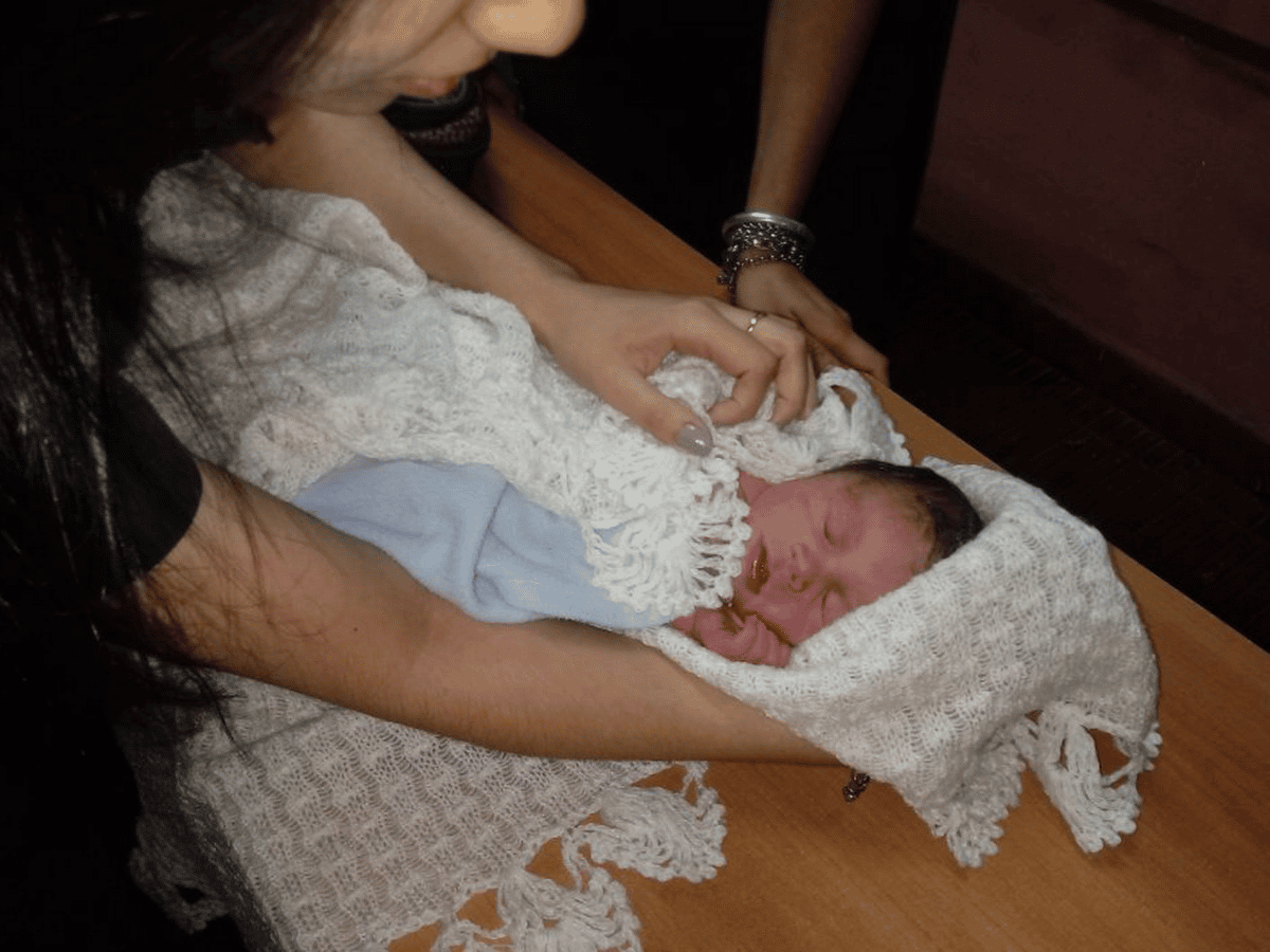 Policías asistieron a un bebé hallado dentro de una mochila en un basural
