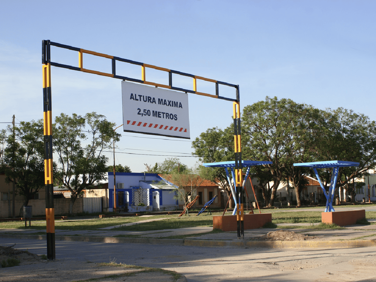 Colocan arcos delimitadores en barrio IPV de Arroyito 