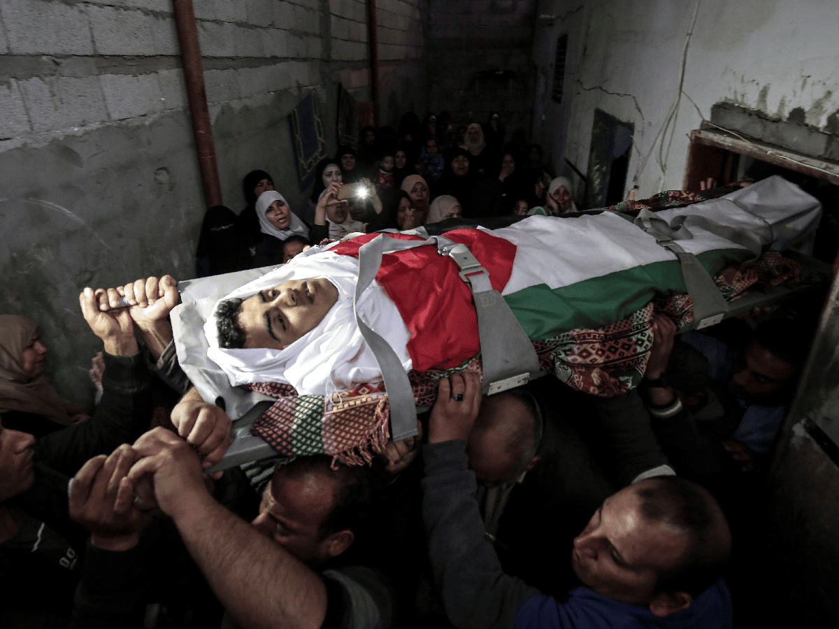 Palestinos entierran a sus muertos tras el día más sangriento en años 