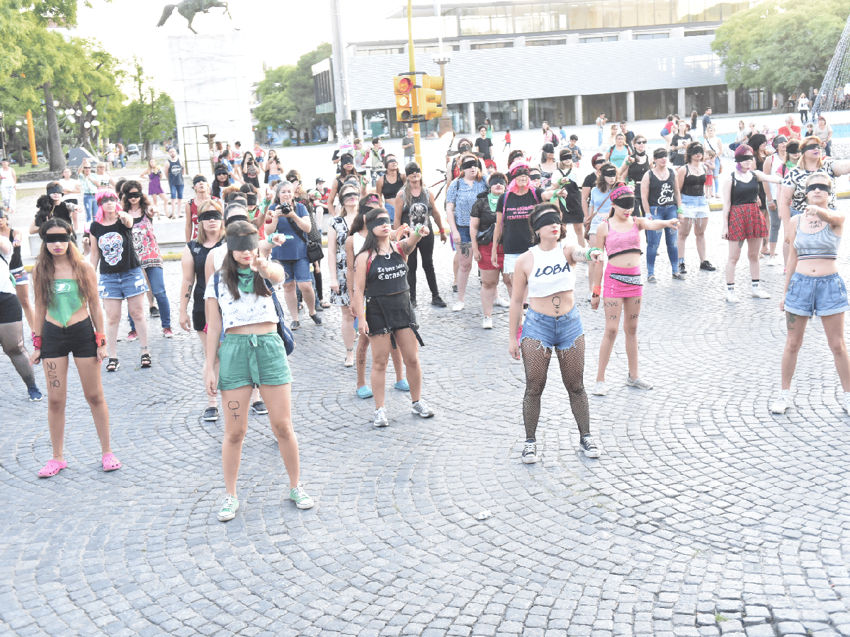Las venas feministas de América Latina se hicieron "himno" en la plaza Cívica