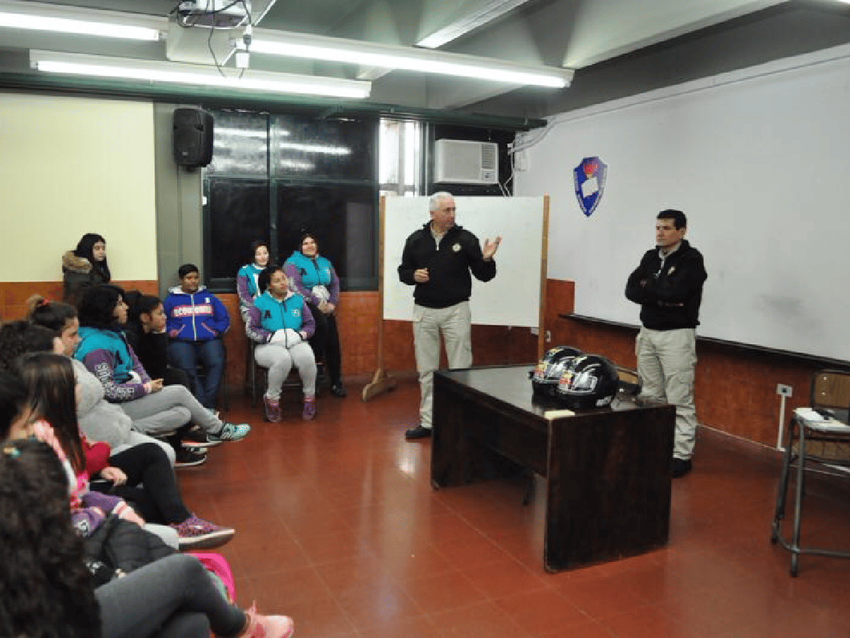 Brindaron charla de seguridad vial en los colegios San Martín y Ravetti