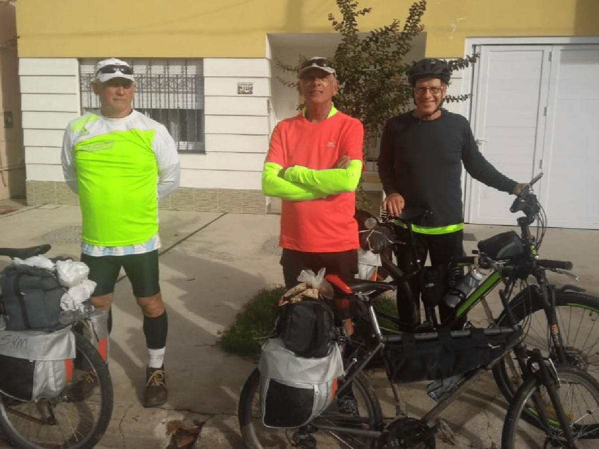 Pasaron por la ciudad tres amigos aventureros que unirán Brasil y Chile en bicicleta 
