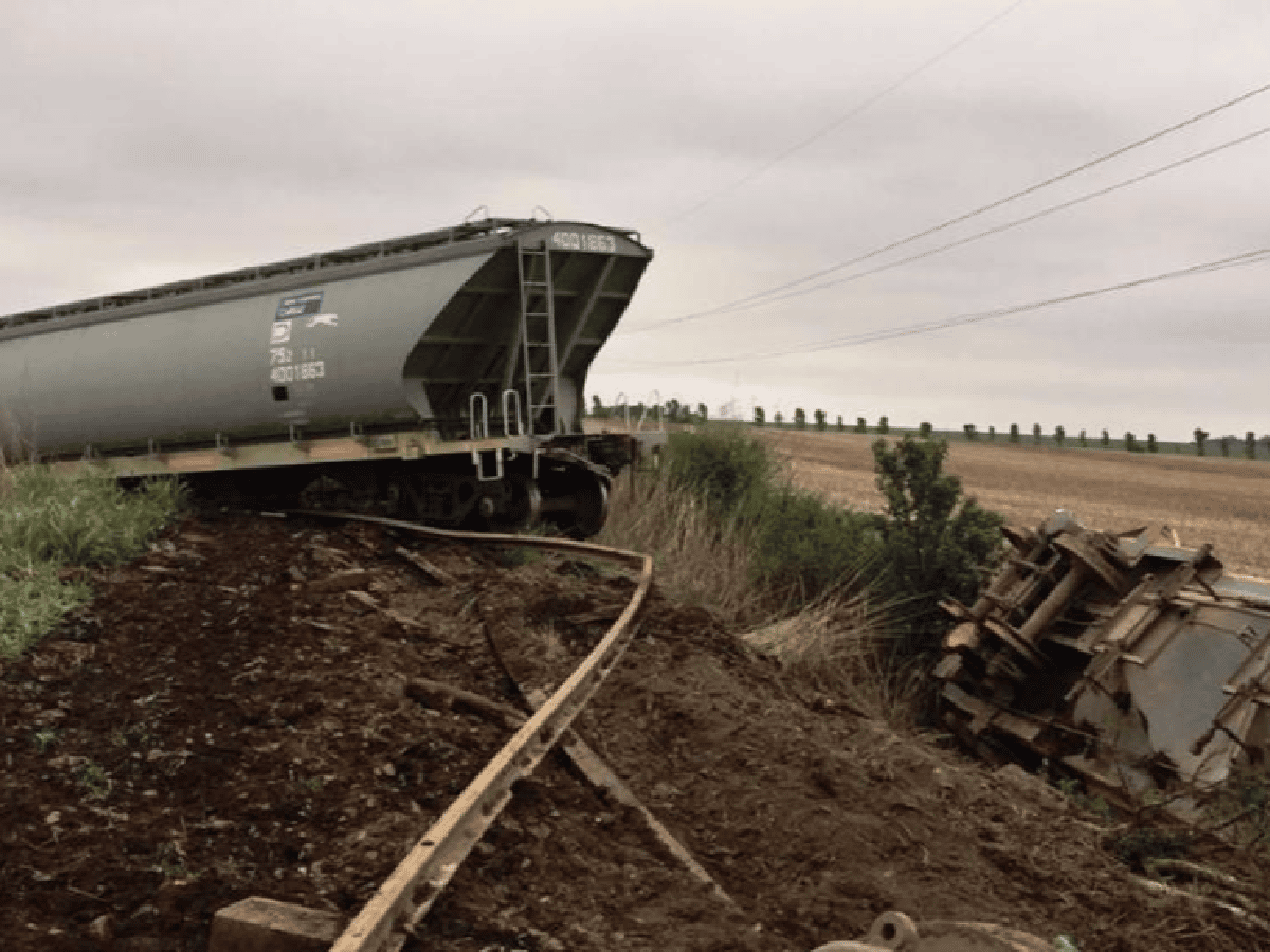 Un tren descarriló y volcó sus vagones con maíz y porotos