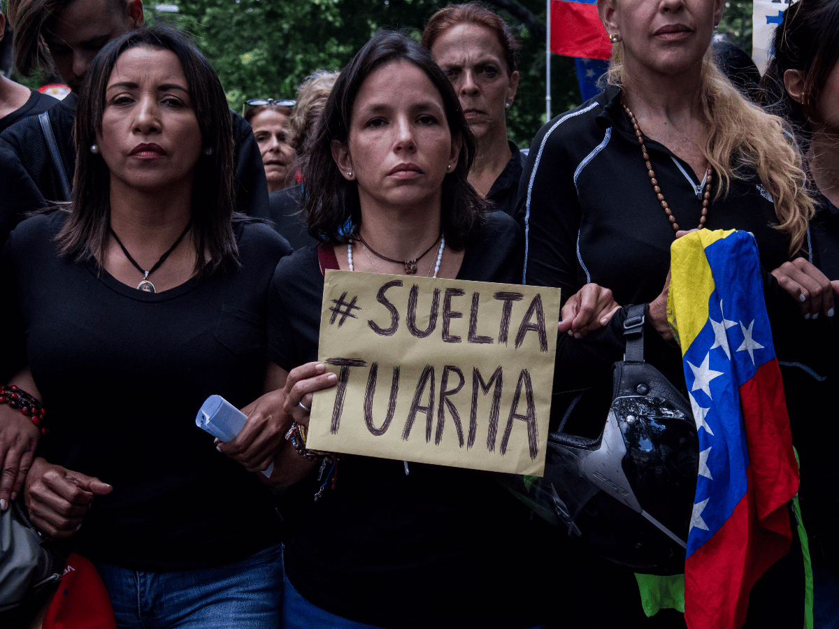 Venezuela: mujeres vestidas de negro marcharon para exigir el fin de la represión del gobierno
