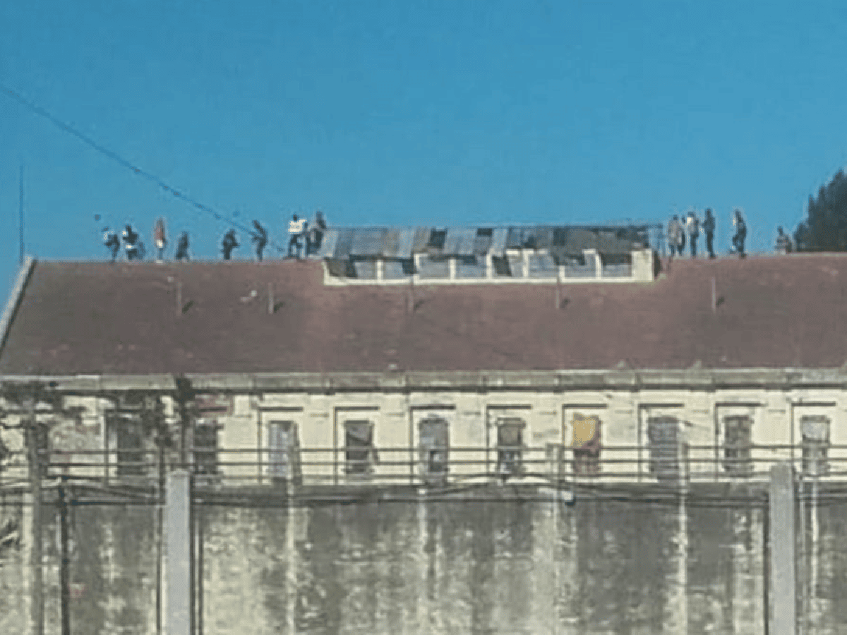 Coronda: 300 presos amotinados en los techos de la cárcel