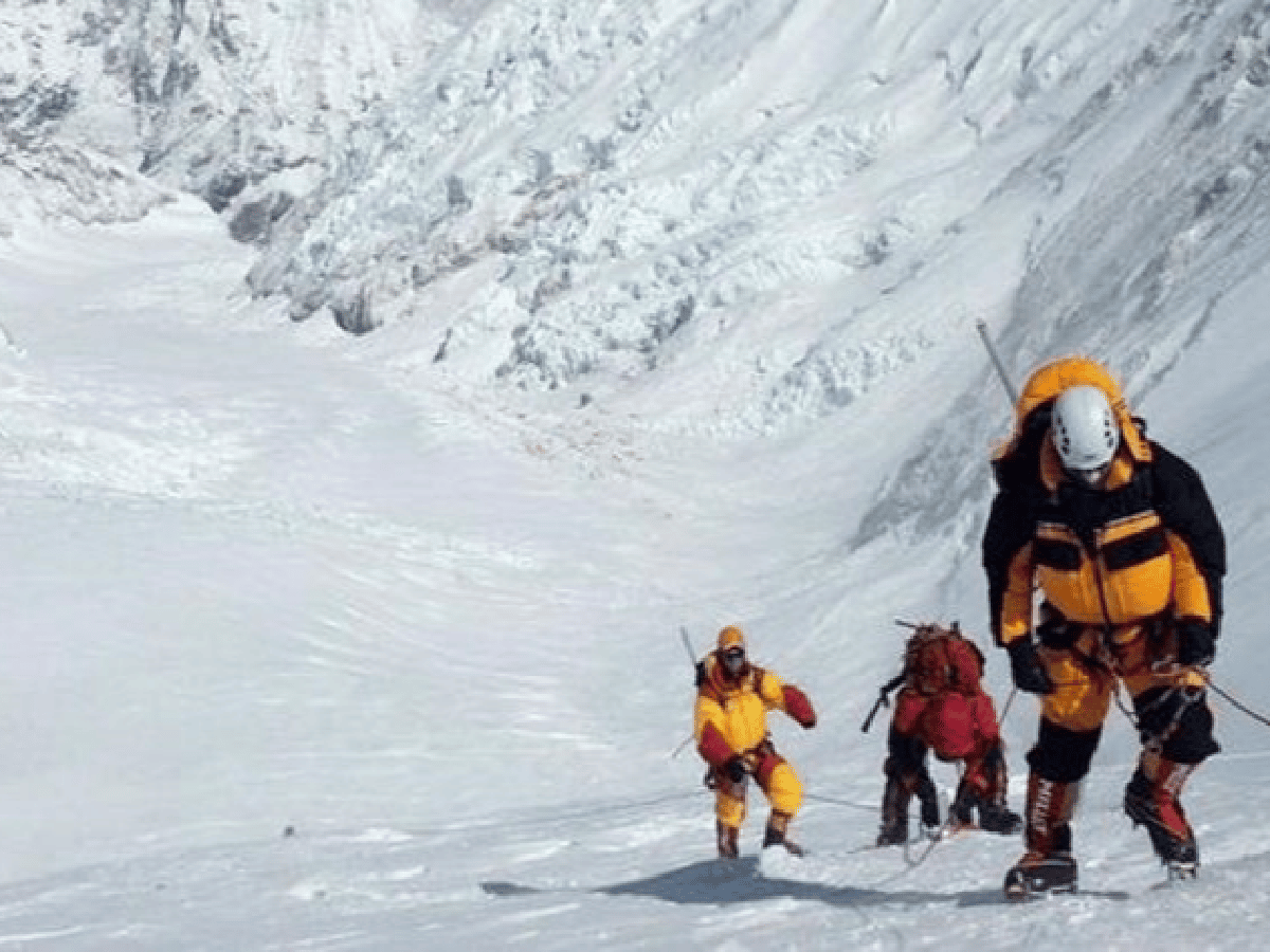 Por el derretimiento de los glaciares, emergen cadáveres en el monte Everest