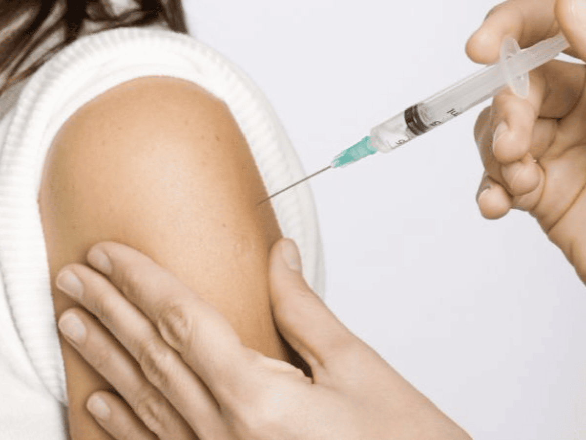 Ordenan al gobierno restablecer vacuna contra meningitis para chicos de 11 años