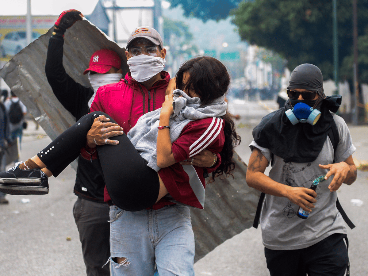 Mataron a un estudiante en una  protesta y balearon a un  diputado opositor en Venezuela  