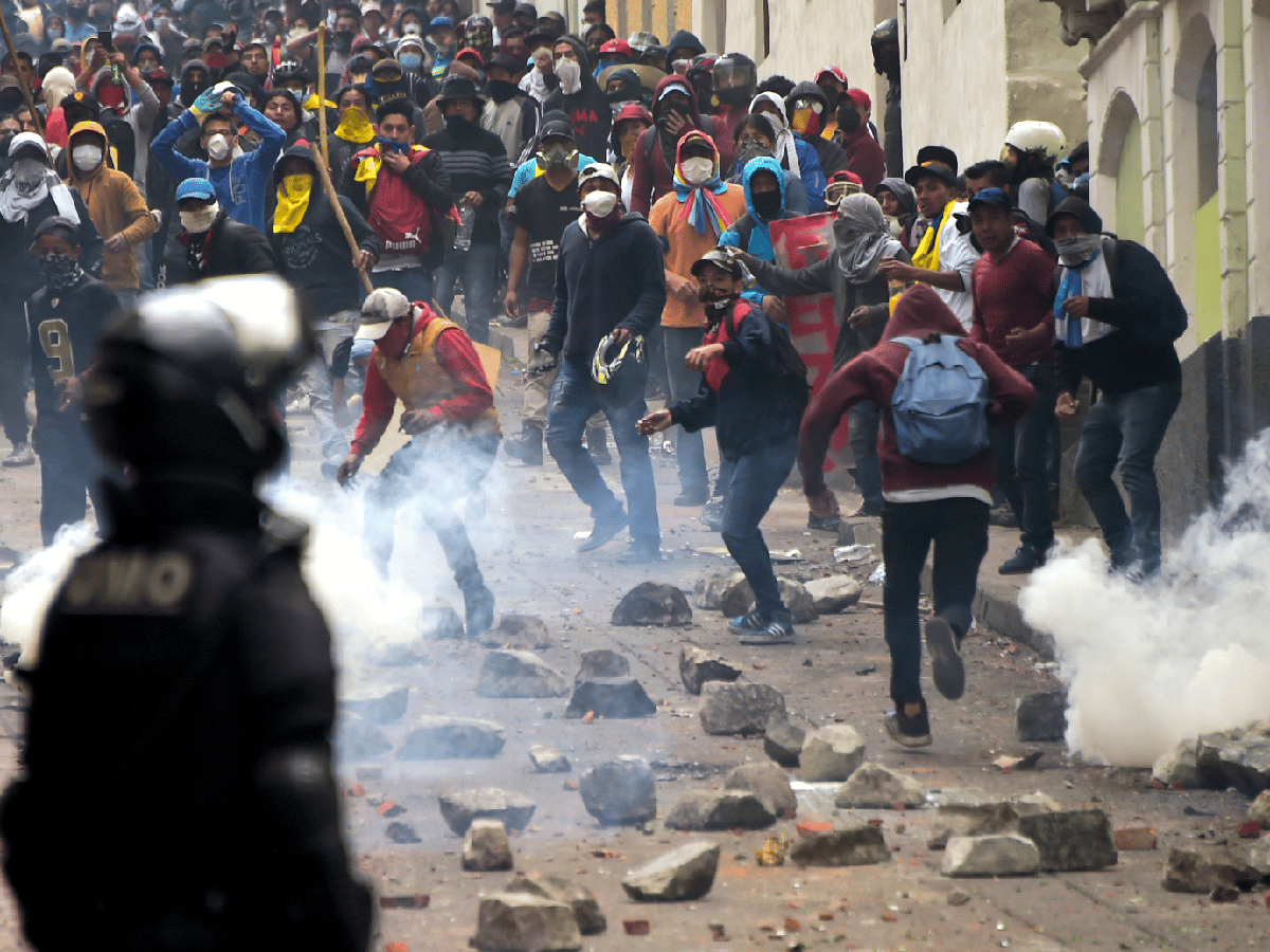 Ecuador: decretaron toque de queda y la militarización de Quito
