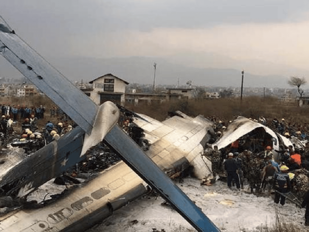 Mueren 49 personas al estrellarse avión cerca del aeropuerto de Katmandú 