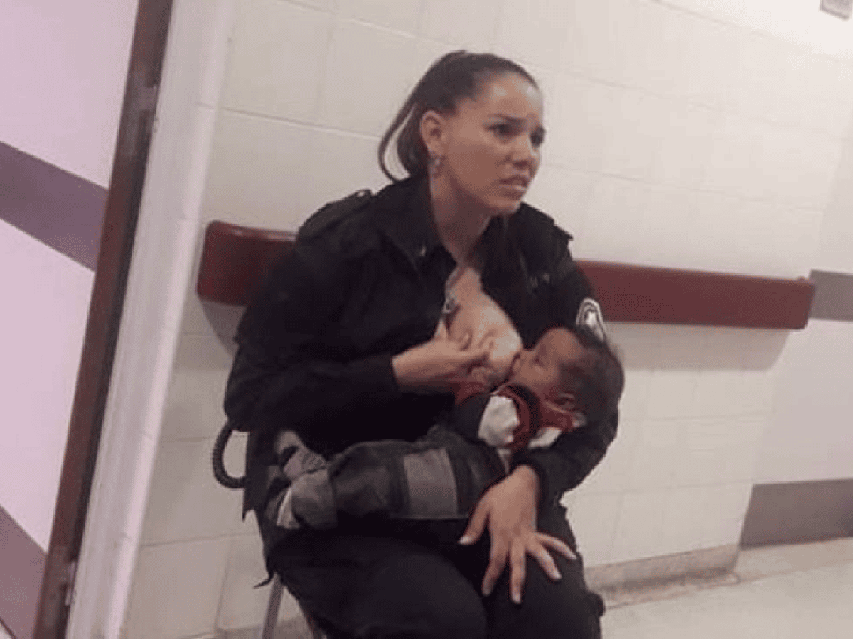 Un bebé lloraba de hambre y una policía la amamantó