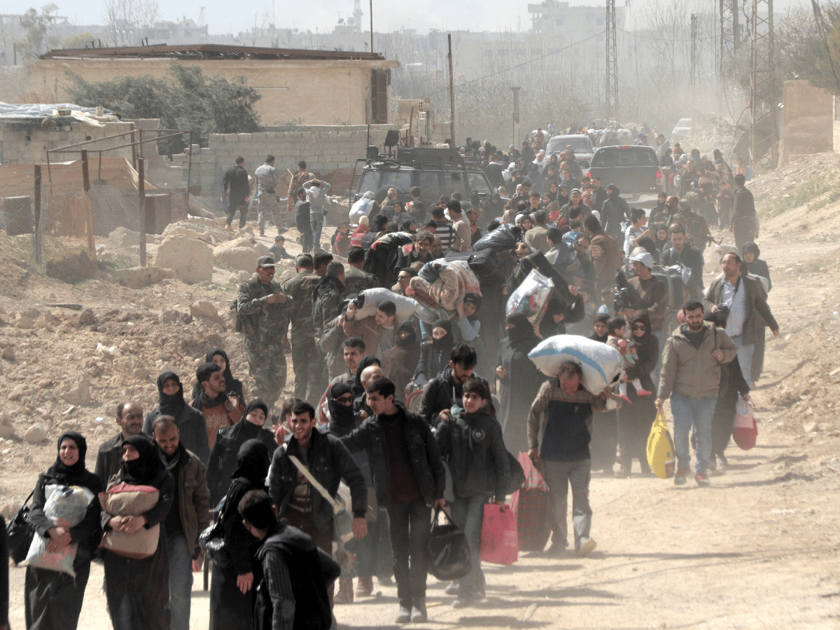 La guerra en Siria cumple 7 años y miles de civiles evacúan la cercada Ghouta Oriental