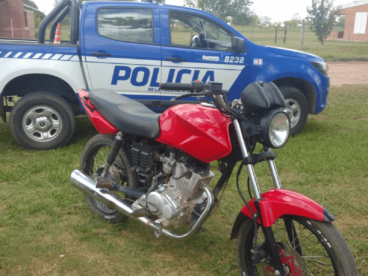 Detuvieron a dos delincuentes por el robo de una moto en Porteña