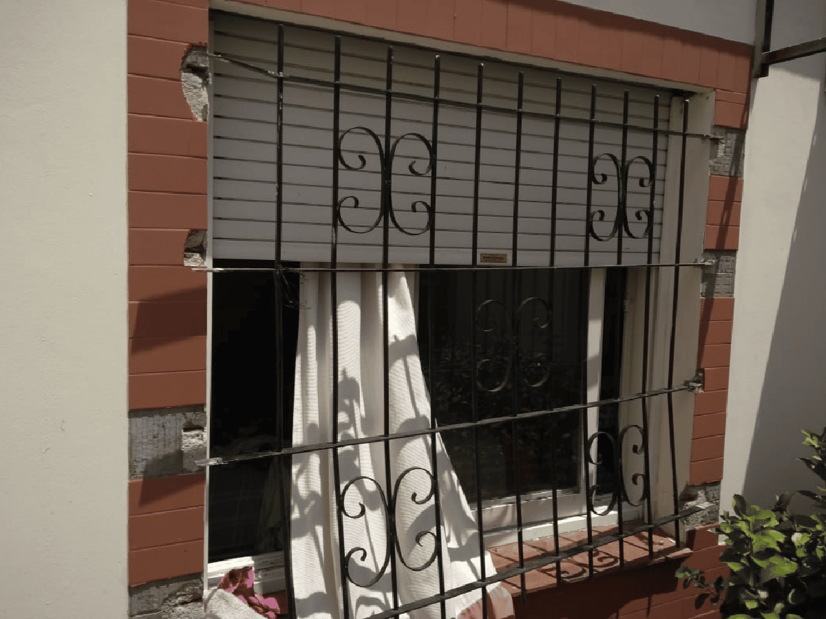 Les arrancaron una teja  y les entraron a robar  en barrio Vélez Sarsfield 