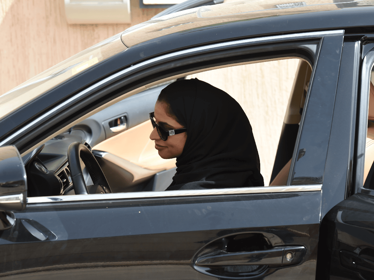 Saudíes al volante, orgullosas tras el fin de la prohibición 