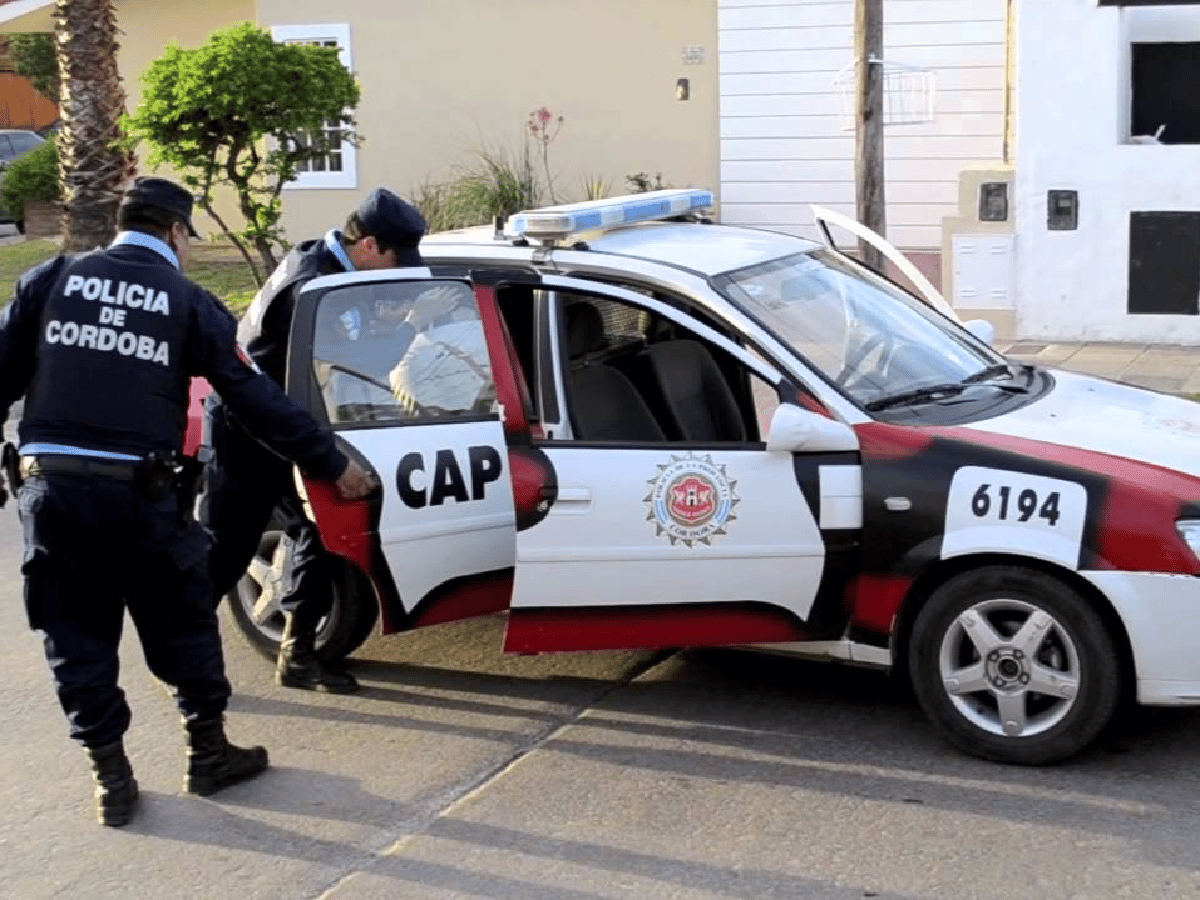 Detuvieron a un policía de Córdoba a quien un familiar denunció que lo obligaba a robar