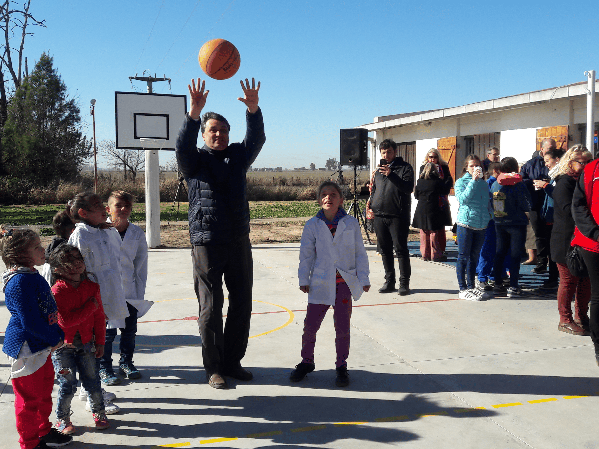 Brinkmann: inauguran playón deportivo en escuela rural   